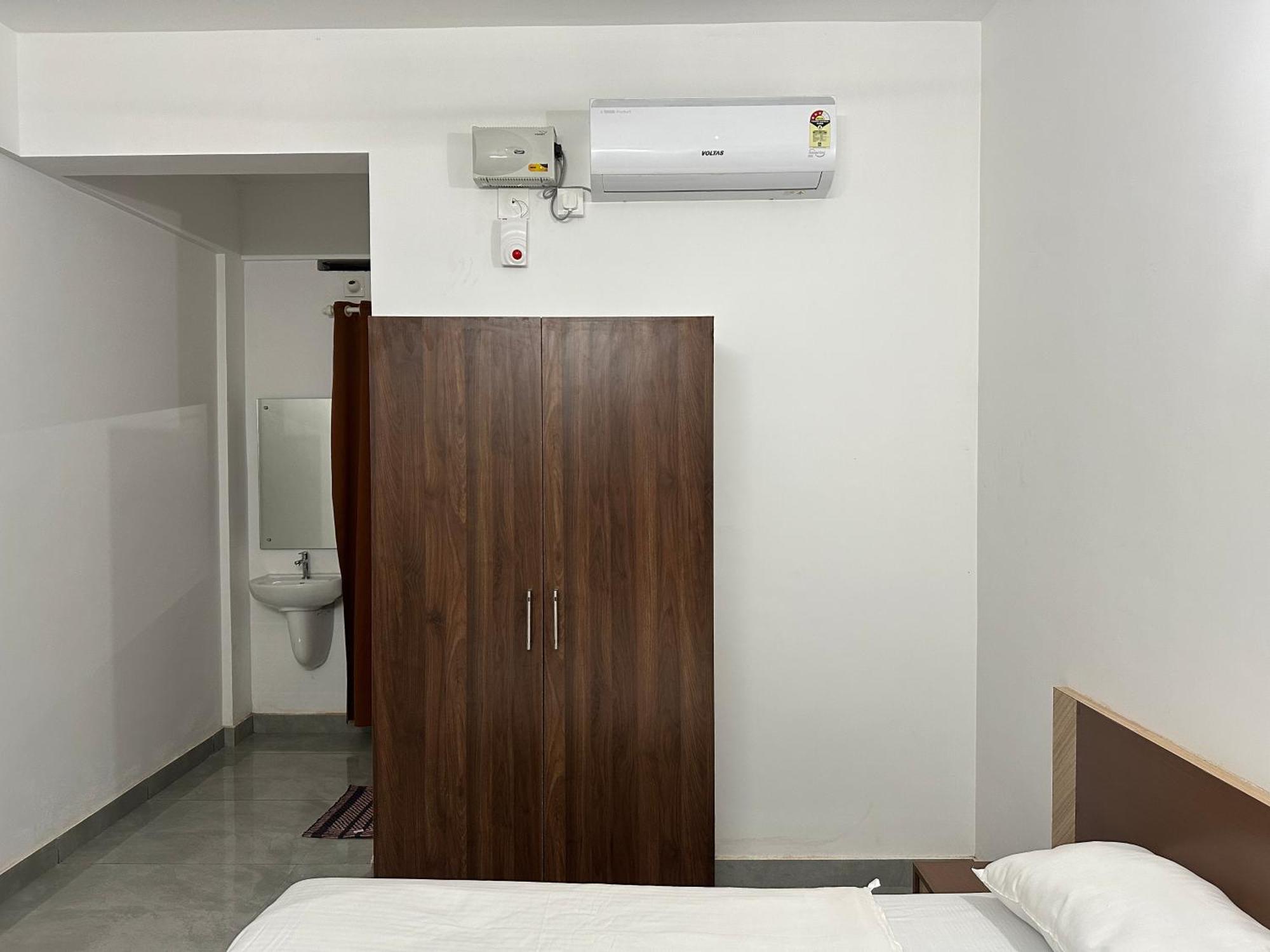 Jayalakshmi Residency Hotel Vaduvanchal Buitenkant foto